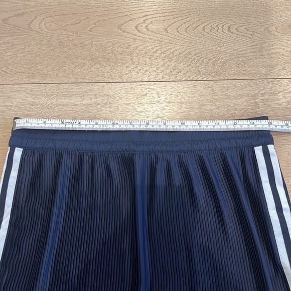 Adidas pleated mini skirt with 3 stripes. - Picture 3 of 6